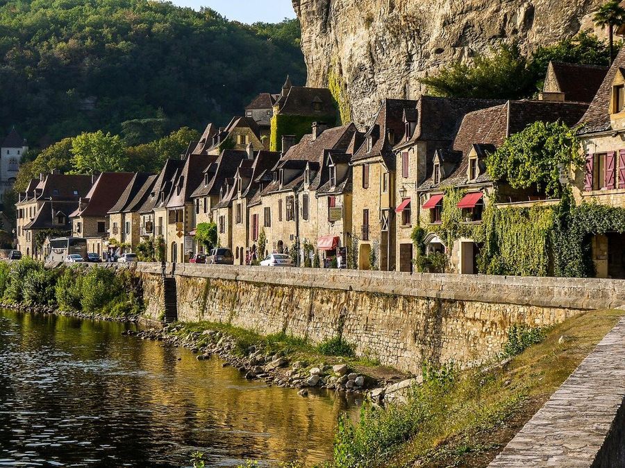 Dordogne river and town