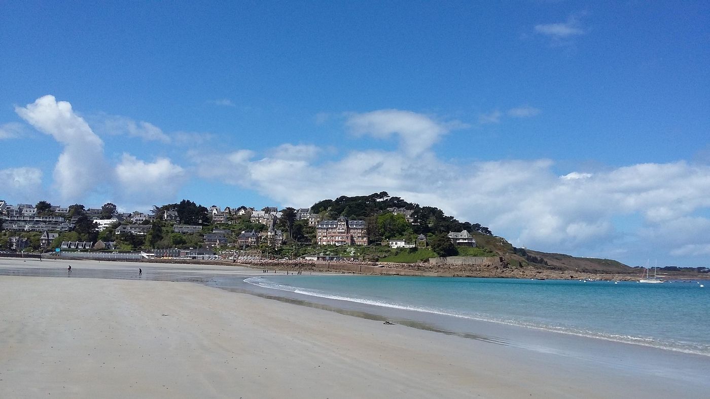 A wide, sandy beach at Perros-Guirec-Walk inn