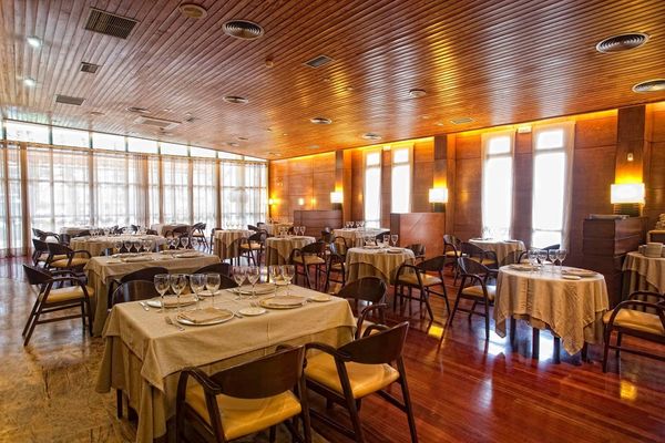 Alfonso IX dining