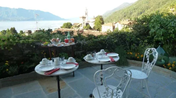 BB Casa Banano Outdoor Dining