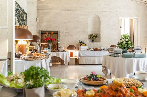 Brunch-Cloitre-Saint-Louis-Avignon-Hotel-1-min