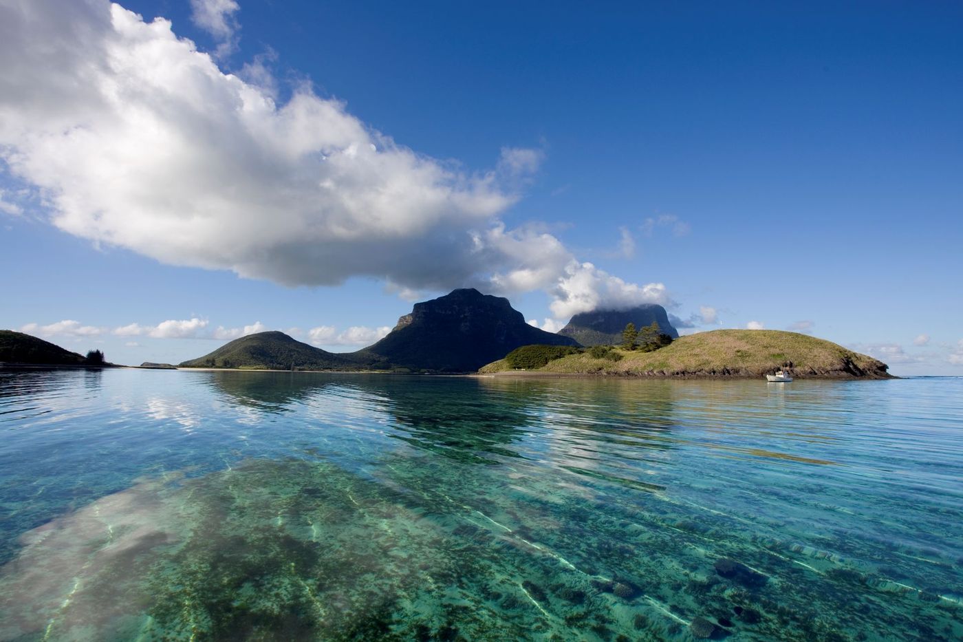 Clear-Lagoon-Water-with-Mountains-in-Lord-Howe