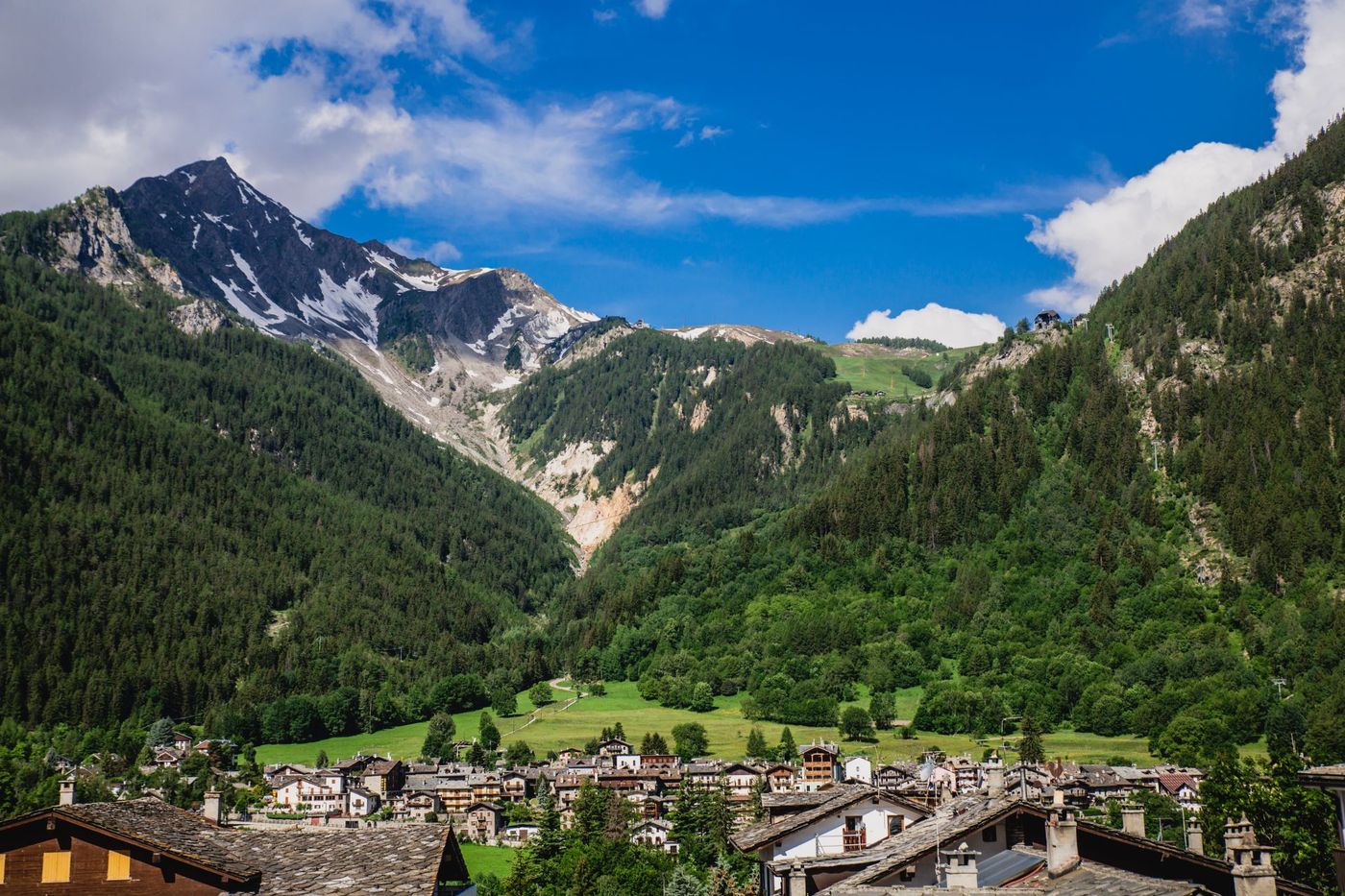 Courmayeur-Village-Nestled-in-an-Alpine-Valley