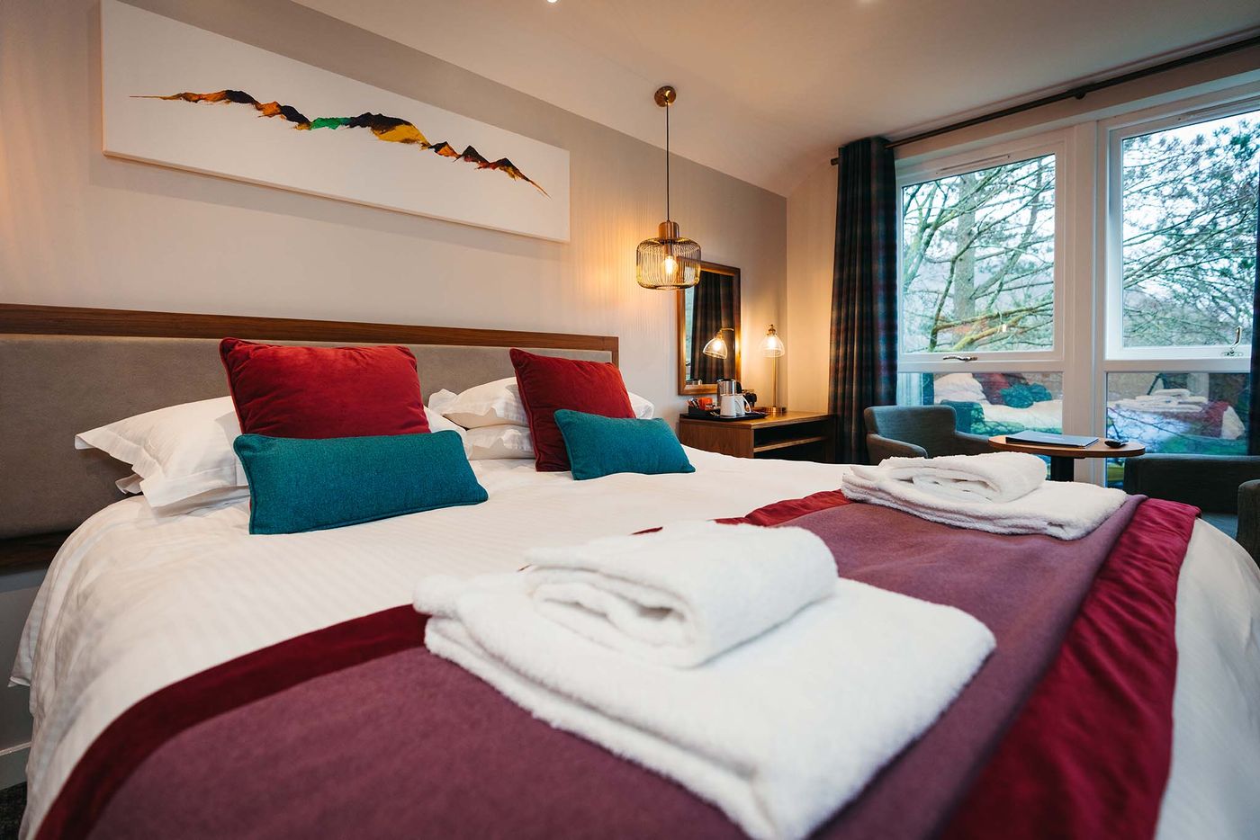 Cozy-Glaramara-Hotel-Bedroom-with-Modern-Decor