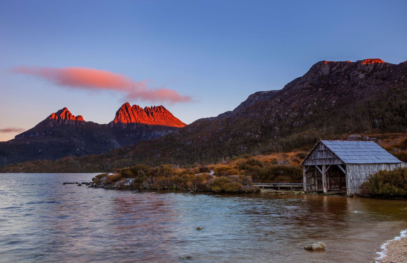 Cradle-Mountain-Sunrise-with-Boatshed