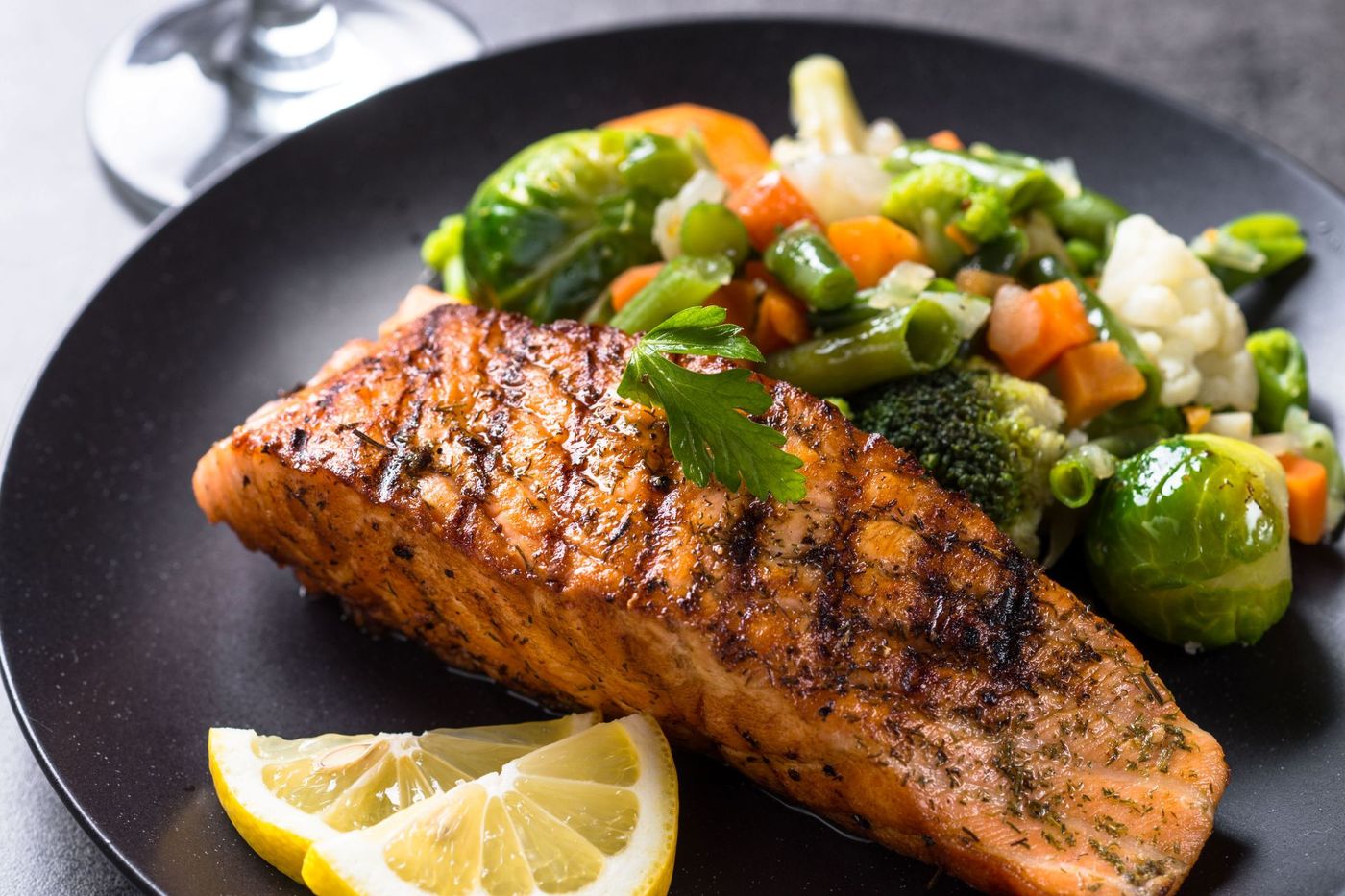Grilled-Salmon-with-Steamed-Vegetables-and-Lemon