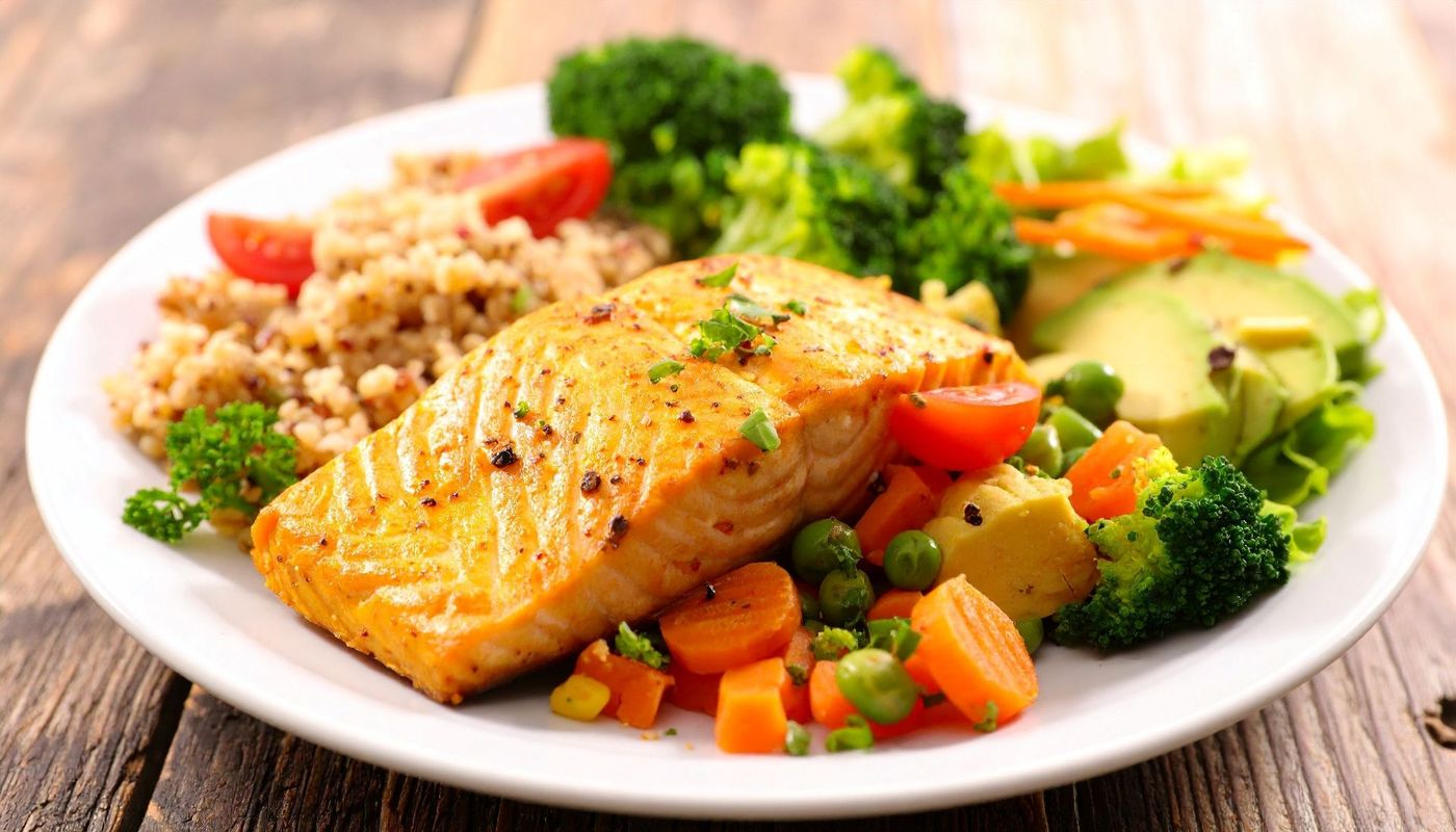 Healthy-Salmon-Dinner-with-vegetables