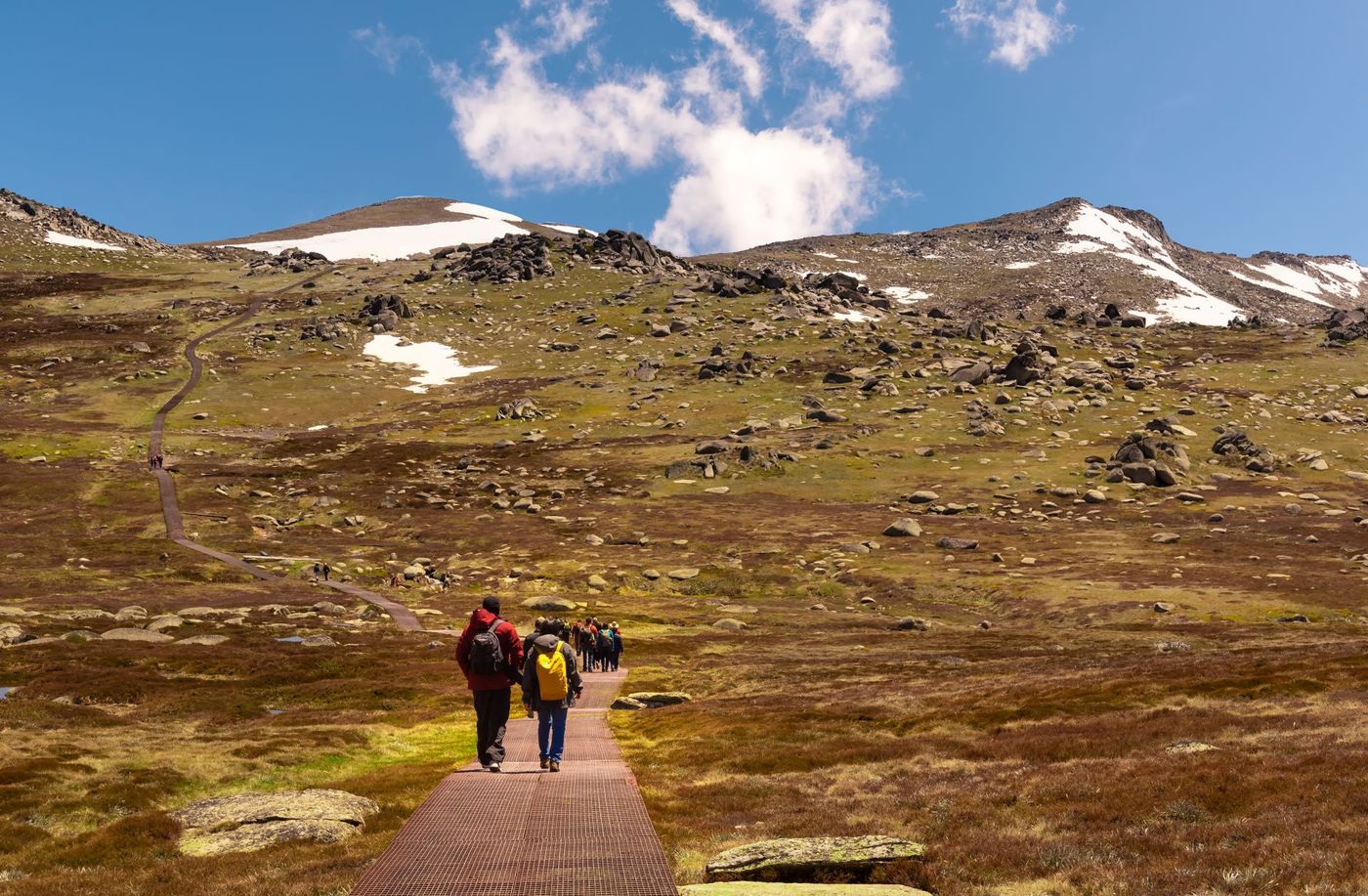 Hikers-on-the-Elevated-Track-to-Kosciuszko-Peak