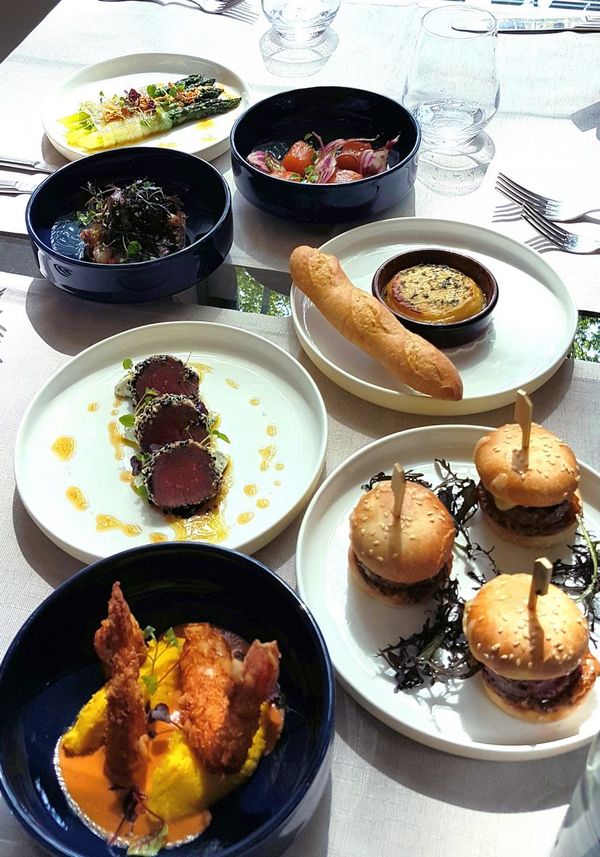 Hotel-Cloitre-Saint-Louis-Les-Minis-burgers-Le-tataki-de-buf-Les-Gambas-Le-Pelardon-Le-saumon-confit-Les-asperges-vertes-Le-tartare-d