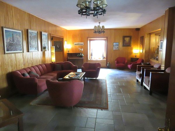 Hotel Italia common area