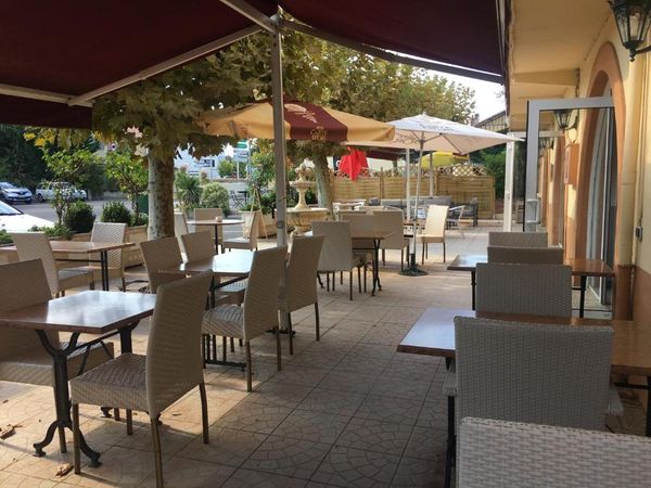 Hotel Le Commerce Outdoor Dining
