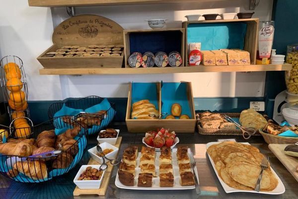 Hôtel Le Goëlo breakfast Port de Paimpol Brittany France