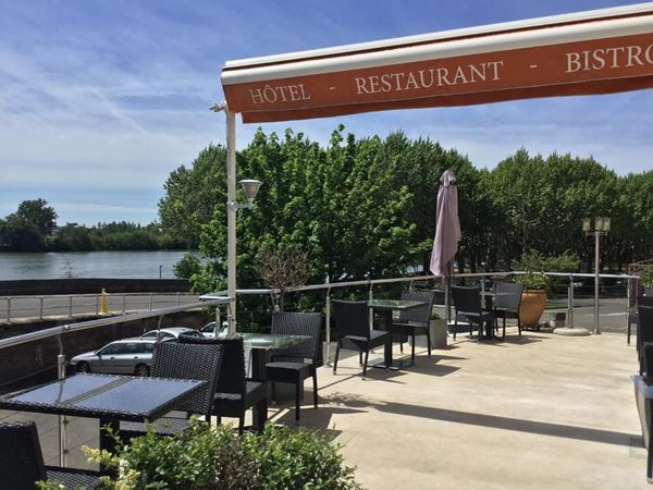 Hotel Le Pont Napoleon outdoor dining