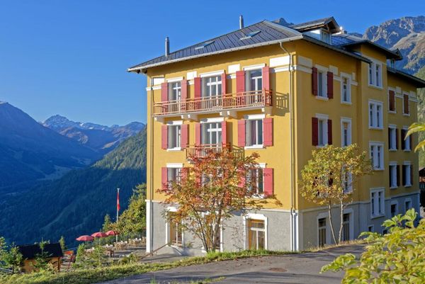 Hotel Splendide Champex outside