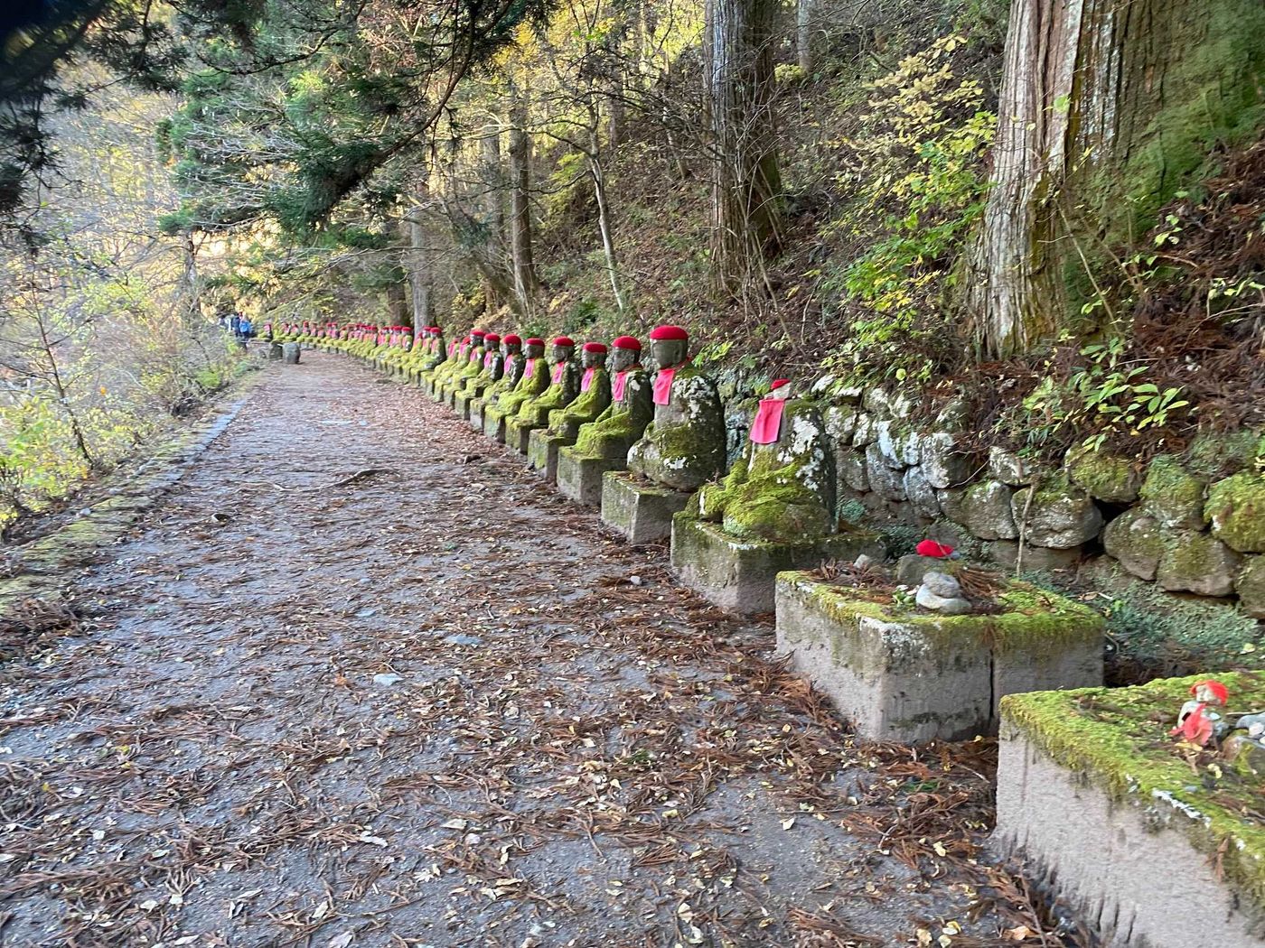 Jizzo statue Nikko walk