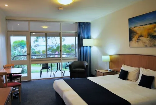 Kingscote mecure Hotel room
