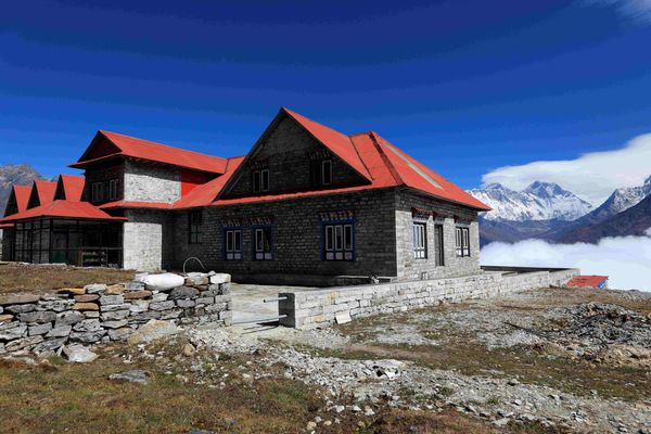 Kongde outside with mountains