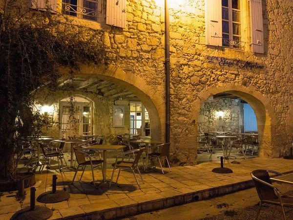 L'Etape d'Angeline restaurant at night