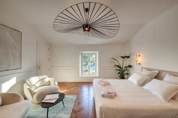 L'Iris de Suse Bedroom