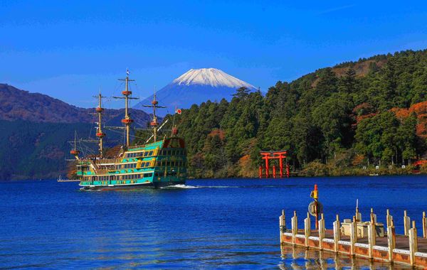 Lake Ashi and Pirate Boast on lake