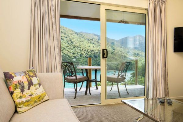 Living-area-Albatross-suite-Punga-Cove