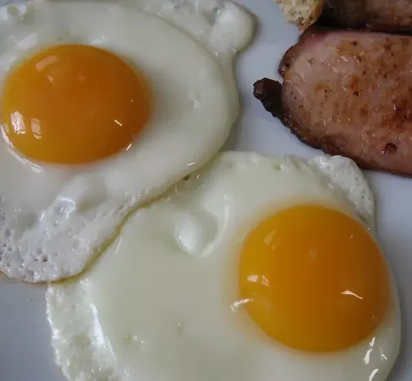 Lorelei B&amp;B Portland breakfast of ham and eggs