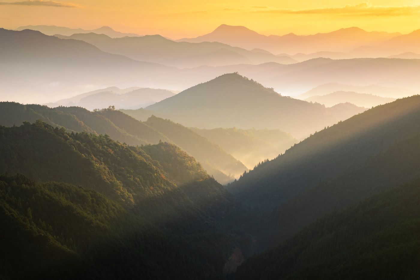 Misty-Sunrise-Over-Layered-Mountain-Ranges-in-Kumano