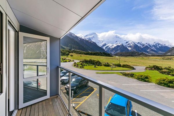 Mt Cook Lodge outdoor view