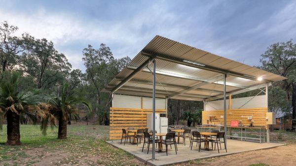 Outdoor-Dining-Shelter-Carnarvon-Gorge-Wilderness