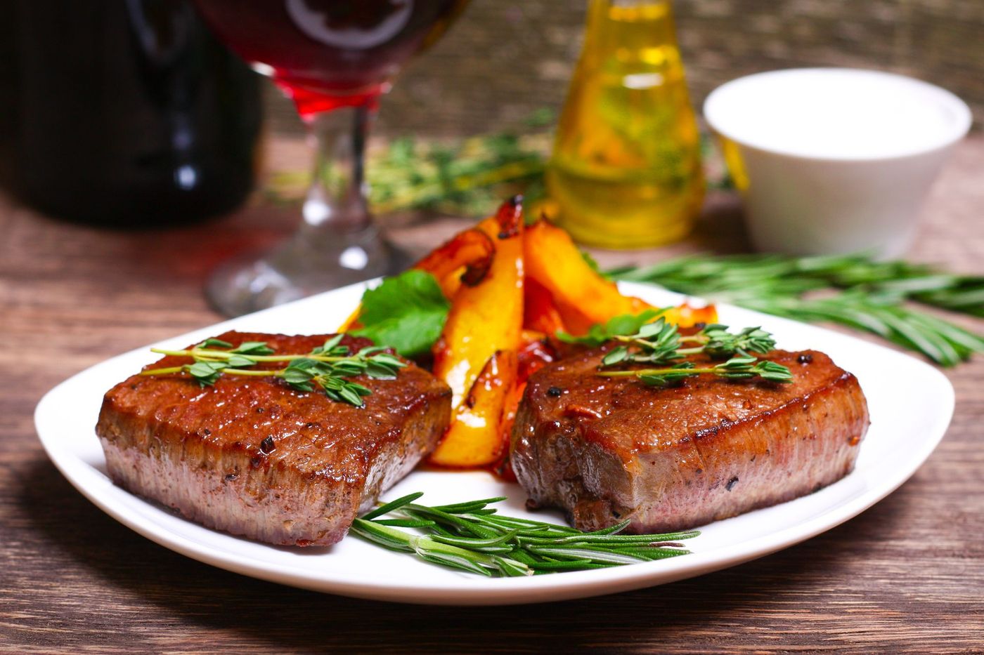 Pan-Seared-Steak-with-Roasted-Potatoes-and-Red-Wine