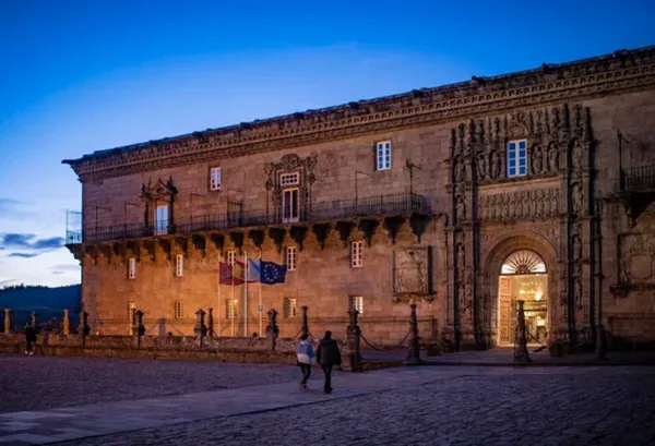 Parador Santiago Outside from of hotel in sqaure night time