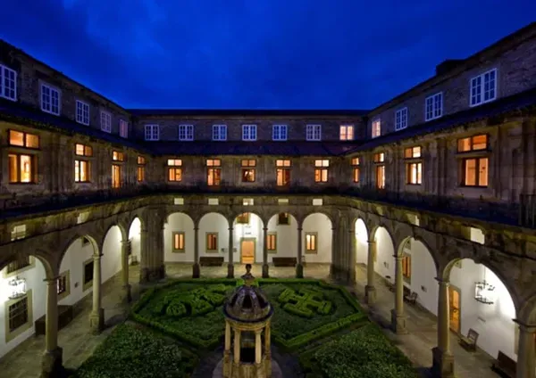 Parador Santiago inside atrium