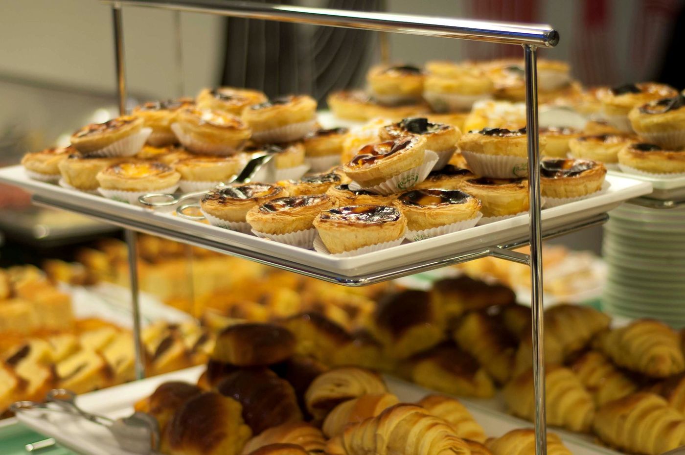 Portuguese-Custard-Tarts-(Pastéis-de-Nata)-on-Display
