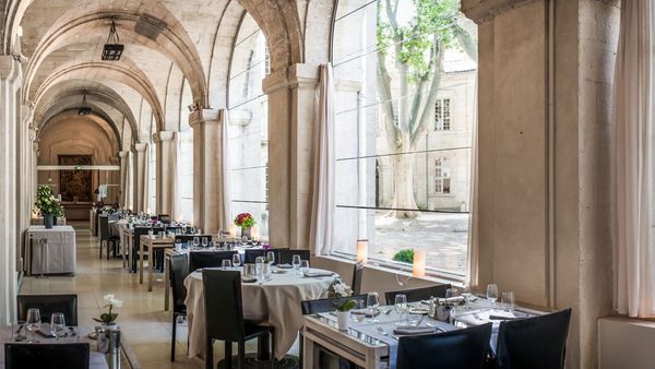 Restaurant-La-Table-du-Saint-louis-Cloitre-Saint-Louis-Avignon-Hotel-min