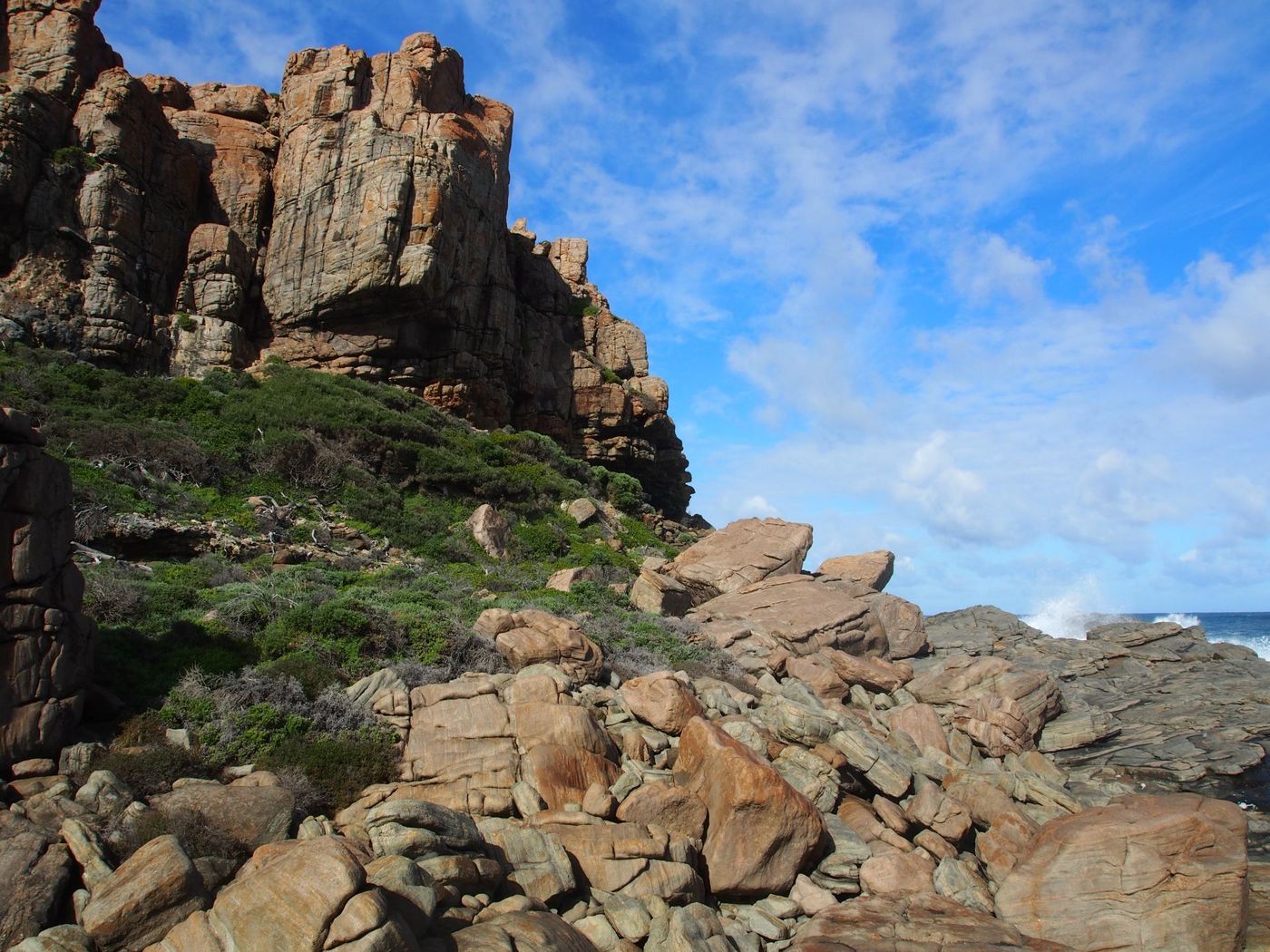 Rugged-coastline-and-cliffs-in-Western-Australia