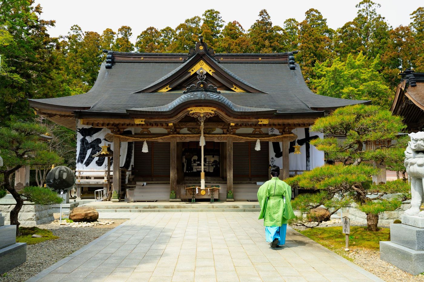 Shrine Visit in Traditional Attire at Hongu Taisha