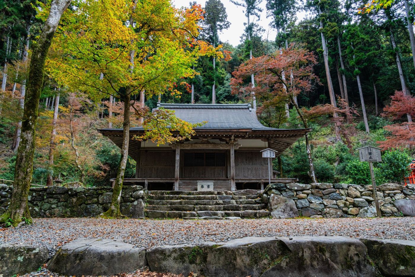 Simple wooden Kozan-ji temple