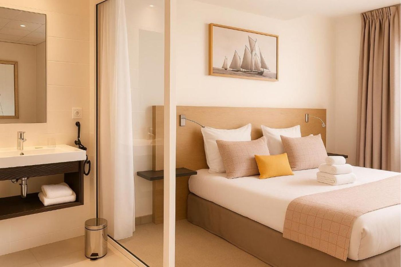 Standard room hotel nautica perros Brittany France