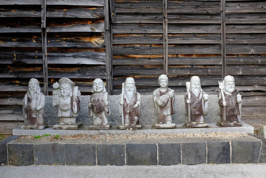 Row-of-Japanese-Seven-Lucky-Gods-Statues-in-Nakasendo