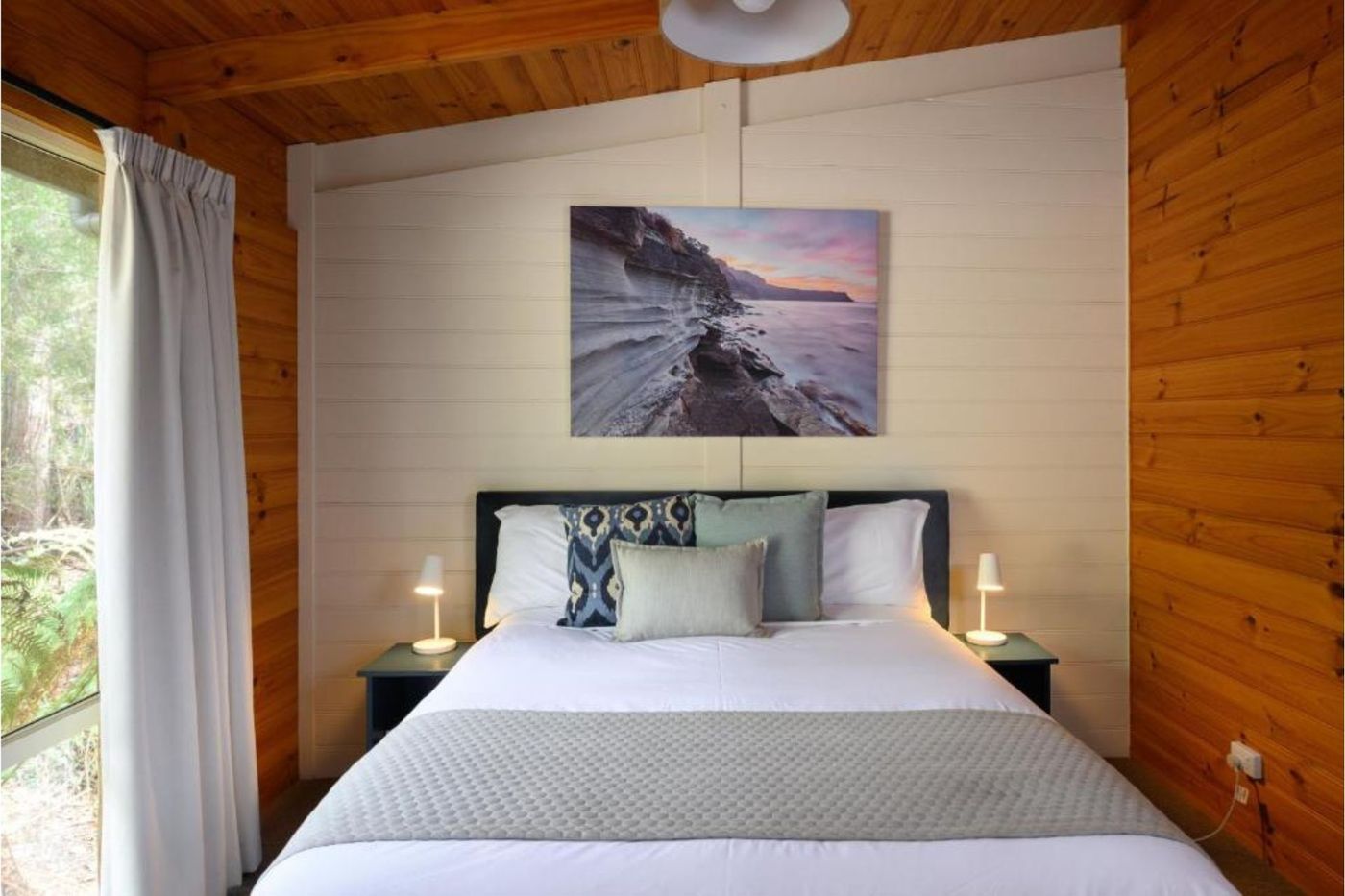 Stewarts Bay Lodge Log Cabin bedroom