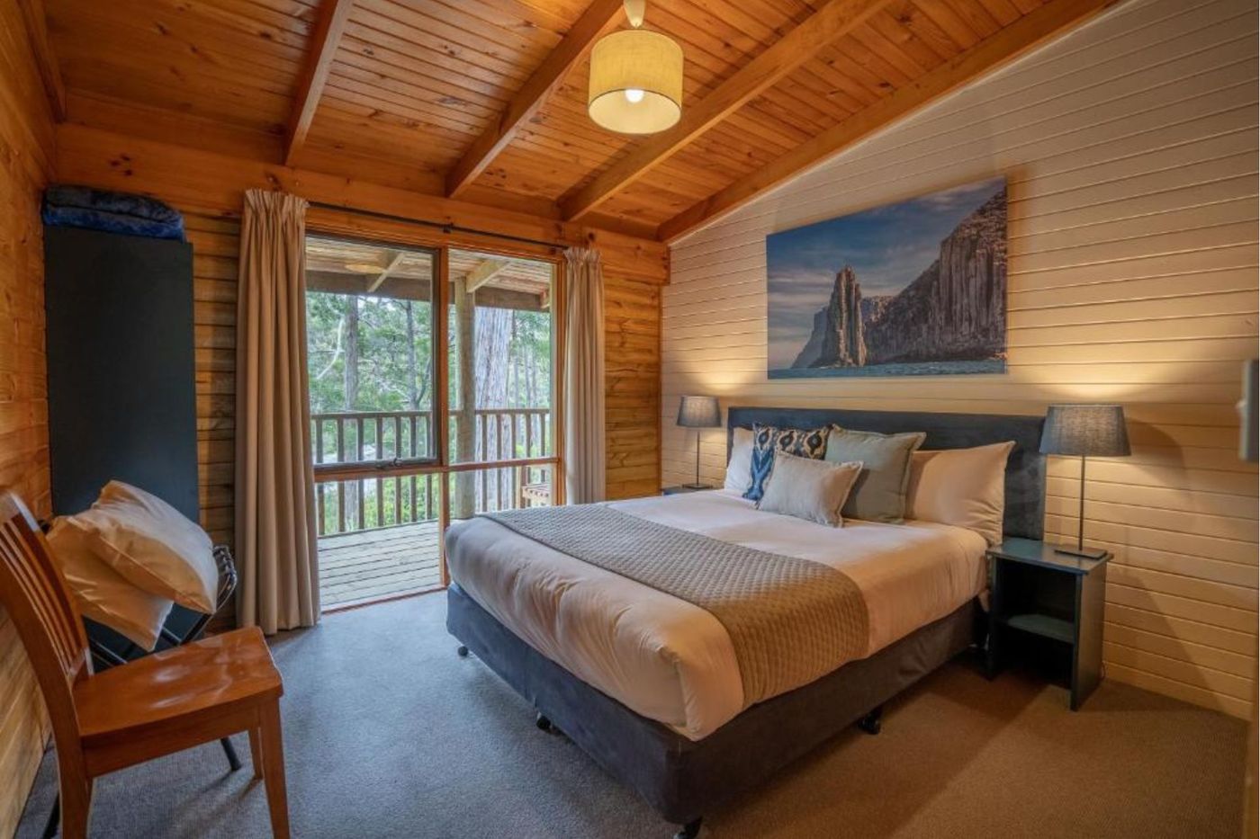 Stewarts Bay Lodge Log Cabin bedroom 3