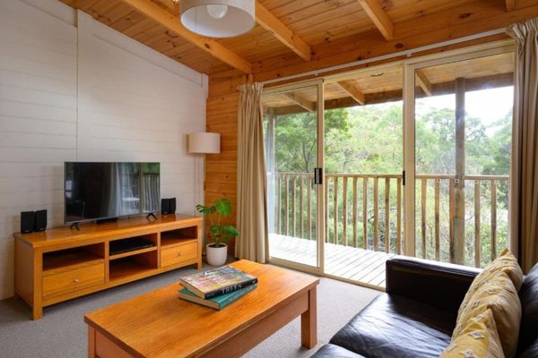 Stewarts Bay Lodge Log Cabin lounge