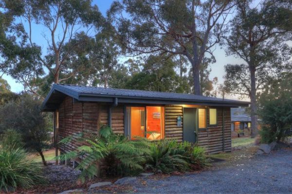 Stewarts Bay Lodge Log Cabin outisde