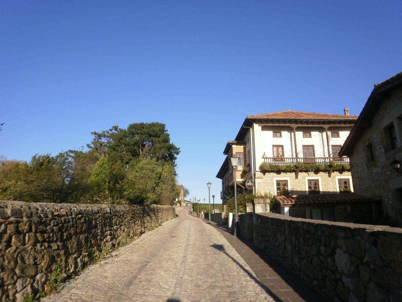 Santillana-del-Mar-Comillas-Centro-Historico-Santillana-del-Mar-pueblo-