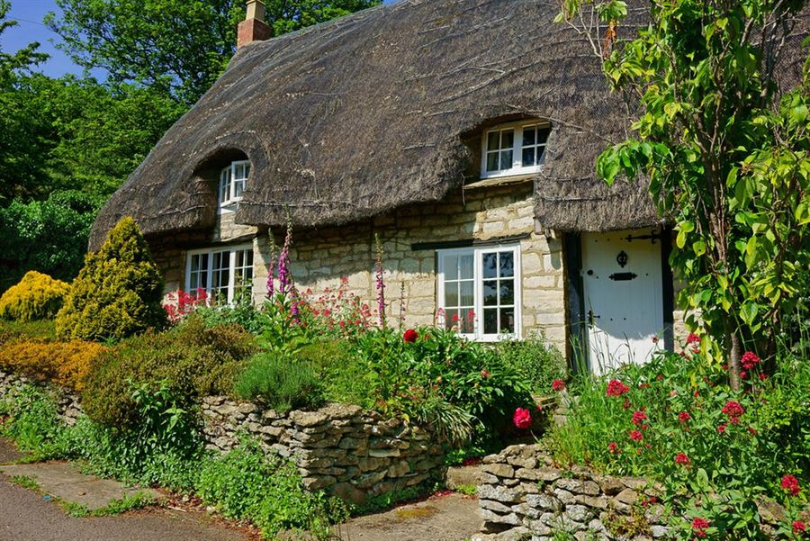 Thatched-cottage-in-the-Cotswold