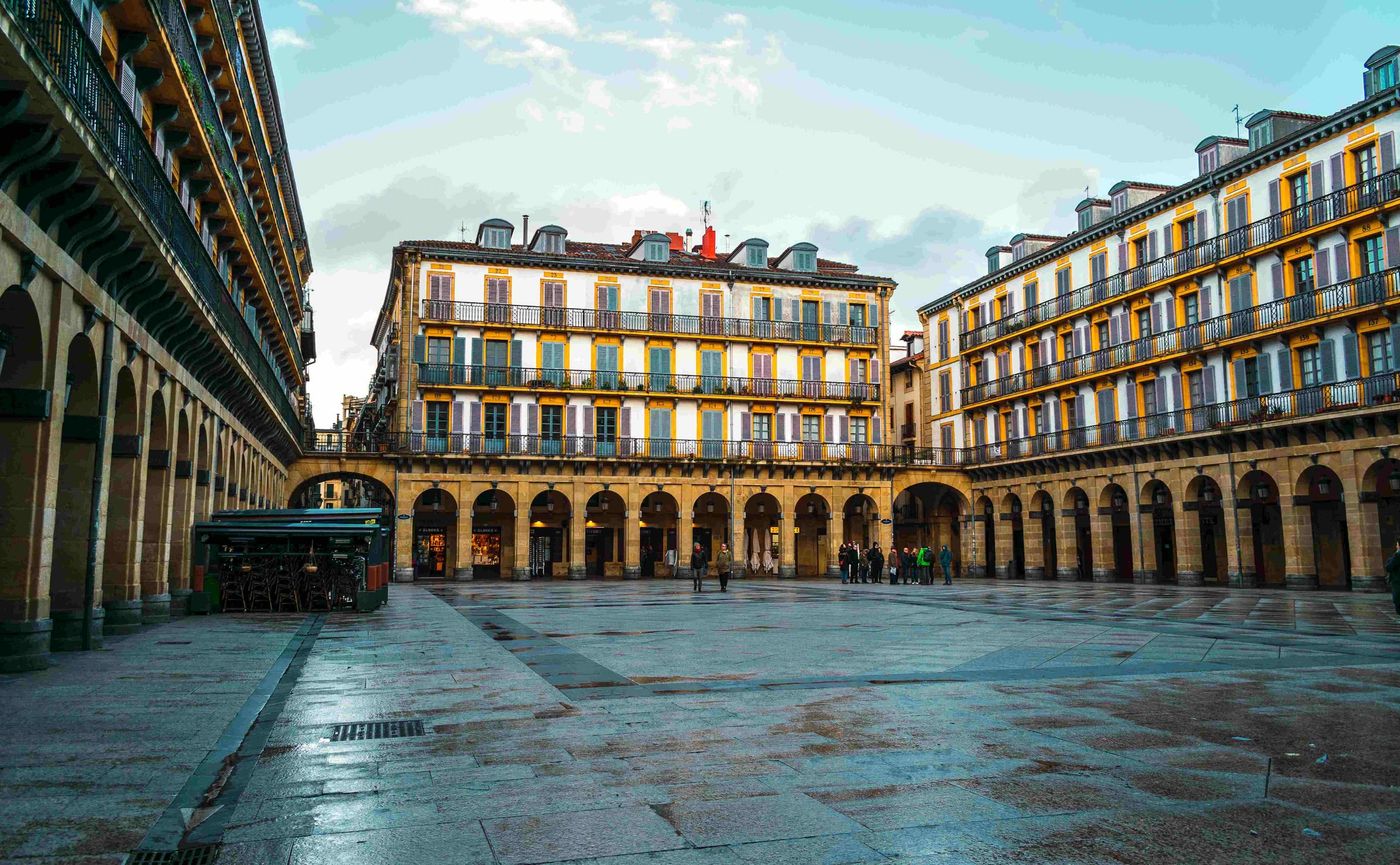 Web Historical Plaza de la Constitucion in San Sebastian,
