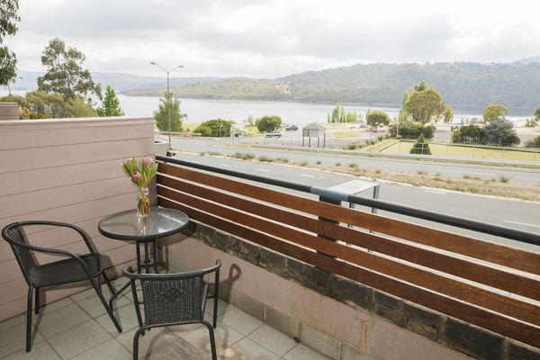 banjo paterson inn king balcony view