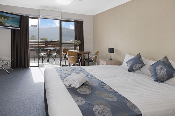 banjo paterson inn lakeview king room