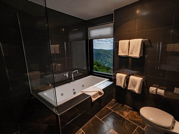 binna burra lodge Sky Lodge Studio Bathroom with lux tub and amenities