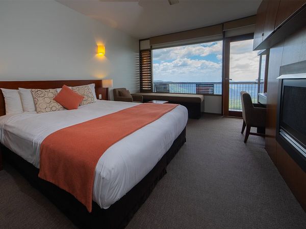 binna burra lodge skyLodge studio bedroom with floor-length windows